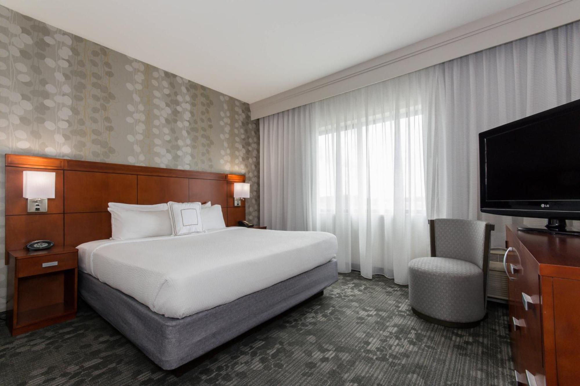 Courtyard Charlotte Hotel 3*